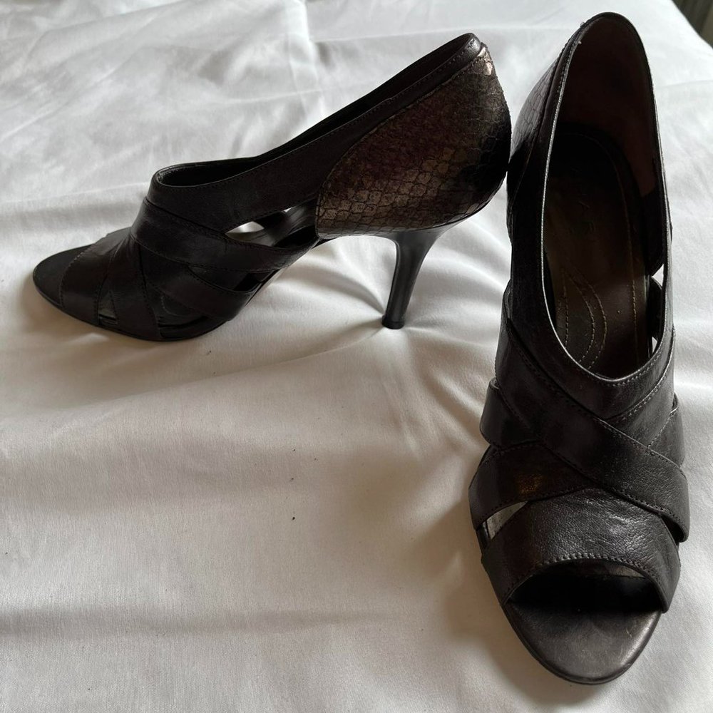 Tahari bronce high heels